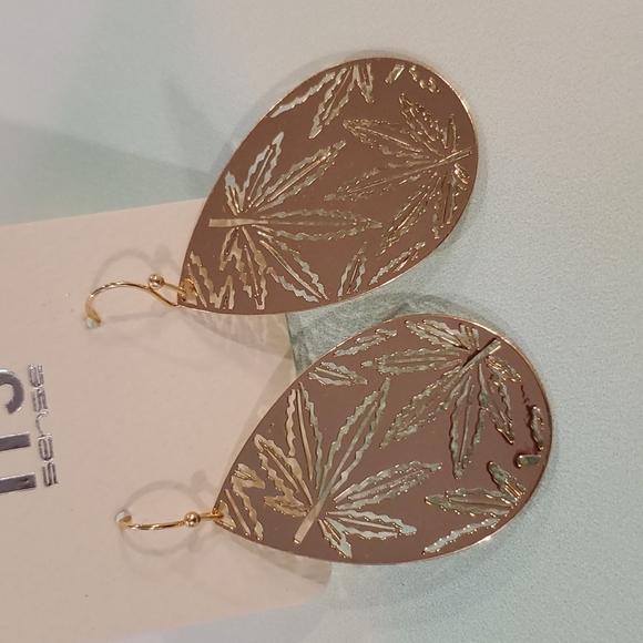 Metal leaf 420 print graphics goldtone pierced Teardrop - Picture 2 of 7